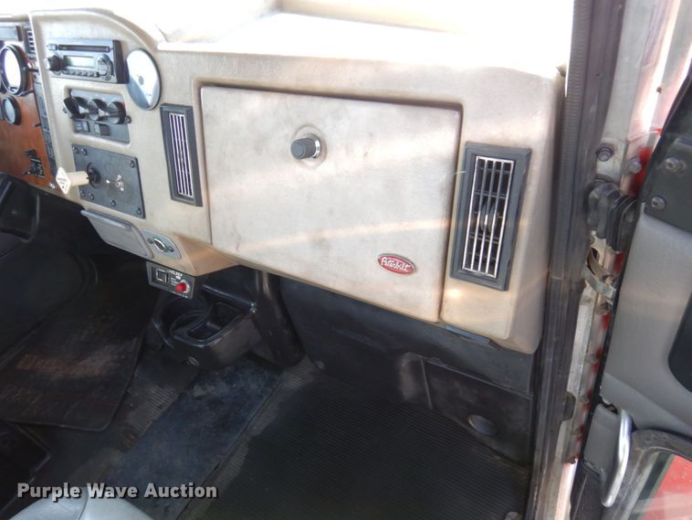 image for item MH9249 2006 Peterbilt 335  hook lift truck