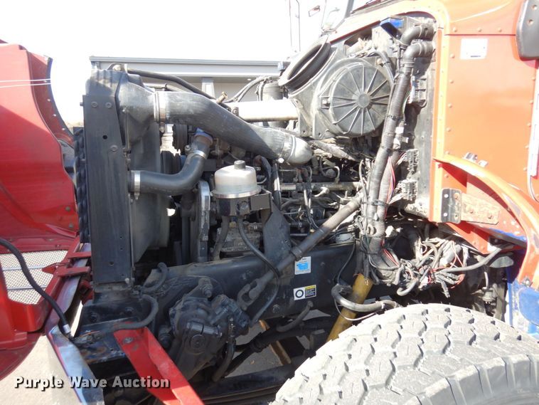 image for item MH9249 2006 Peterbilt 335  hook lift truck