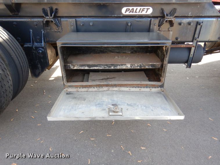 image for item MH9249 2006 Peterbilt 335  hook lift truck