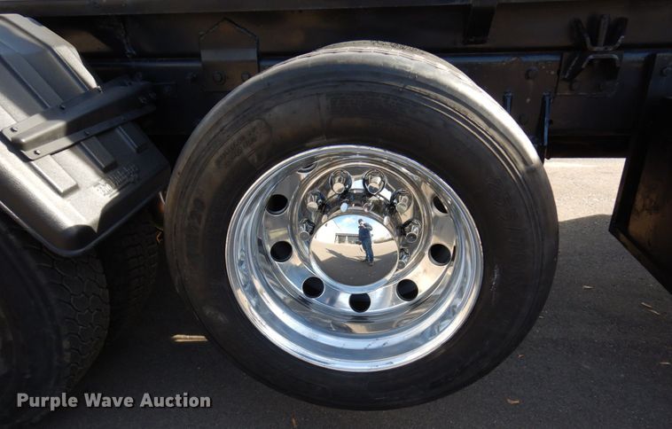 image for item MH9249 2006 Peterbilt 335  hook lift truck