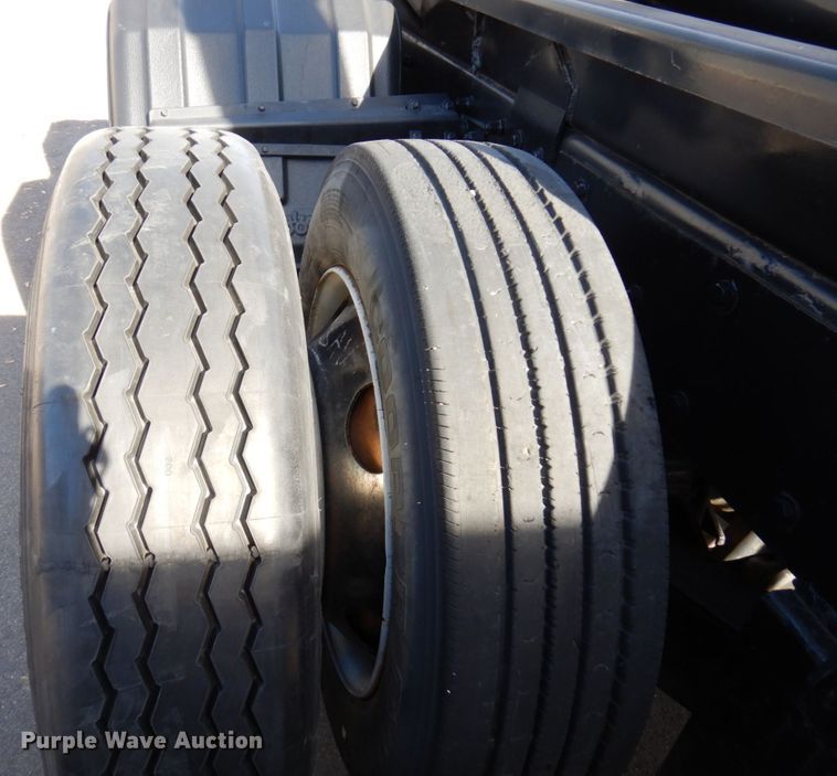 image for item MH9249 2006 Peterbilt 335  hook lift truck