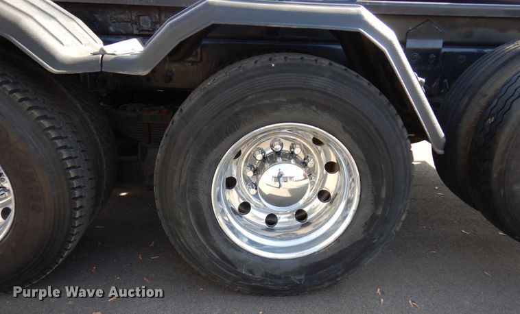 image for item MH9249 2006 Peterbilt 335  hook lift truck