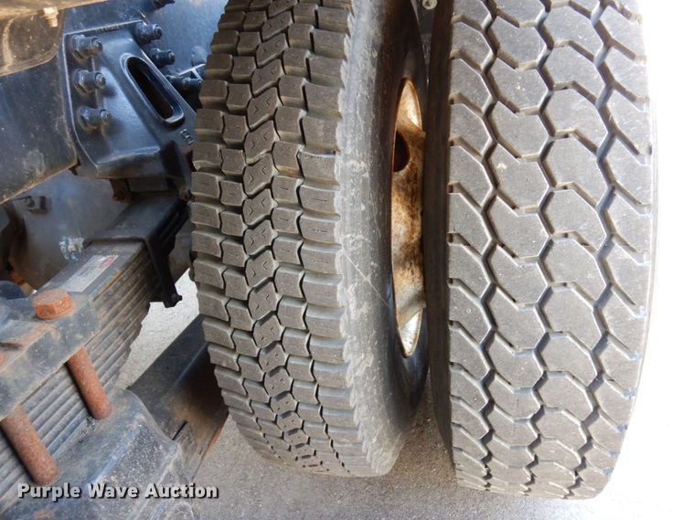 image for item MH9249 2006 Peterbilt 335  hook lift truck