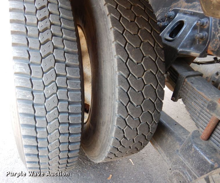 image for item MH9249 2006 Peterbilt 335  hook lift truck