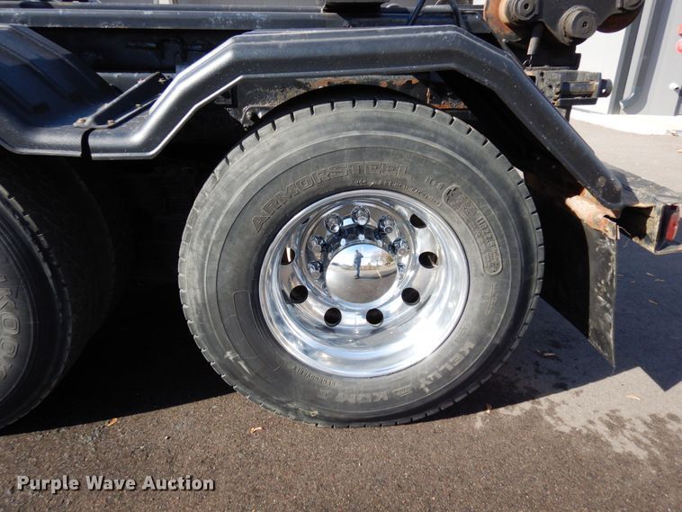 image for item MH9249 2006 Peterbilt 335  hook lift truck