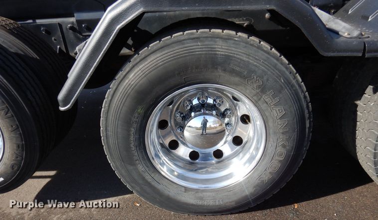 image for item MH9249 2006 Peterbilt 335  hook lift truck