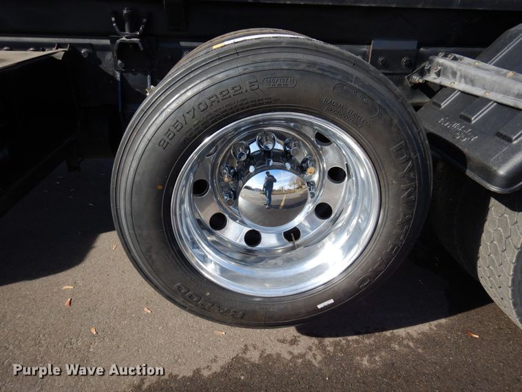 image for item MH9249 2006 Peterbilt 335  hook lift truck