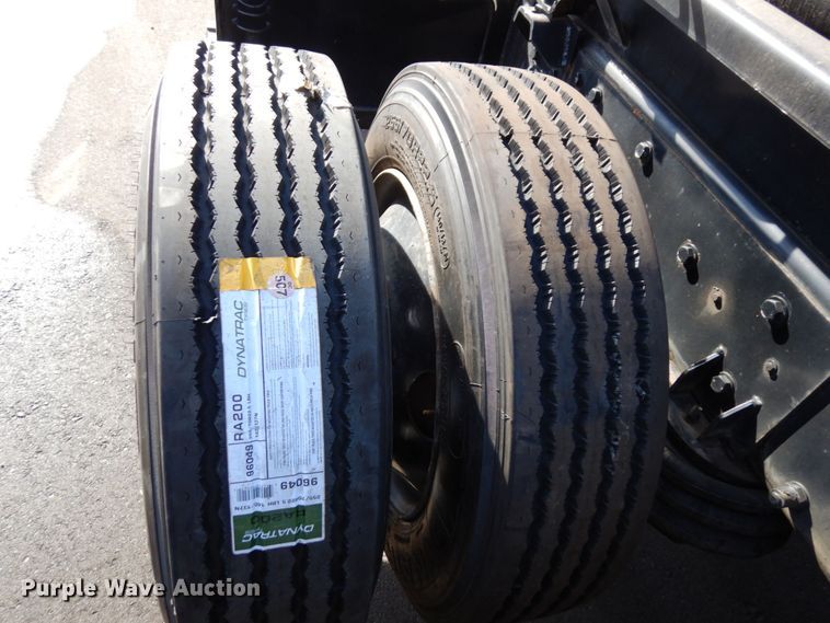 image for item MH9249 2006 Peterbilt 335  hook lift truck