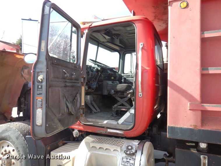 image for item MH9250 1995 Mack RD690S  dump truck