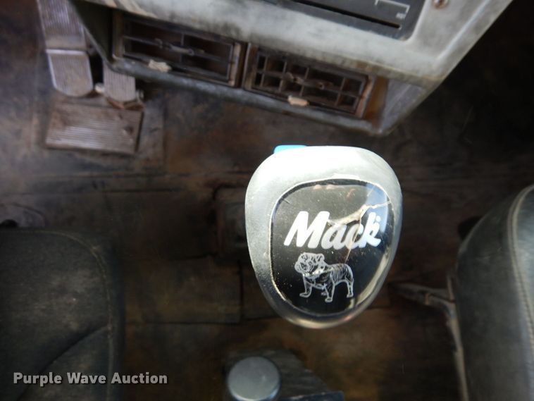 image for item MH9250 1995 Mack RD690S  dump truck