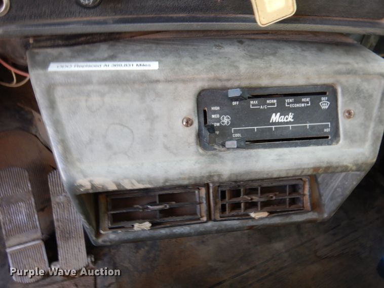 image for item MH9250 1995 Mack RD690S  dump truck