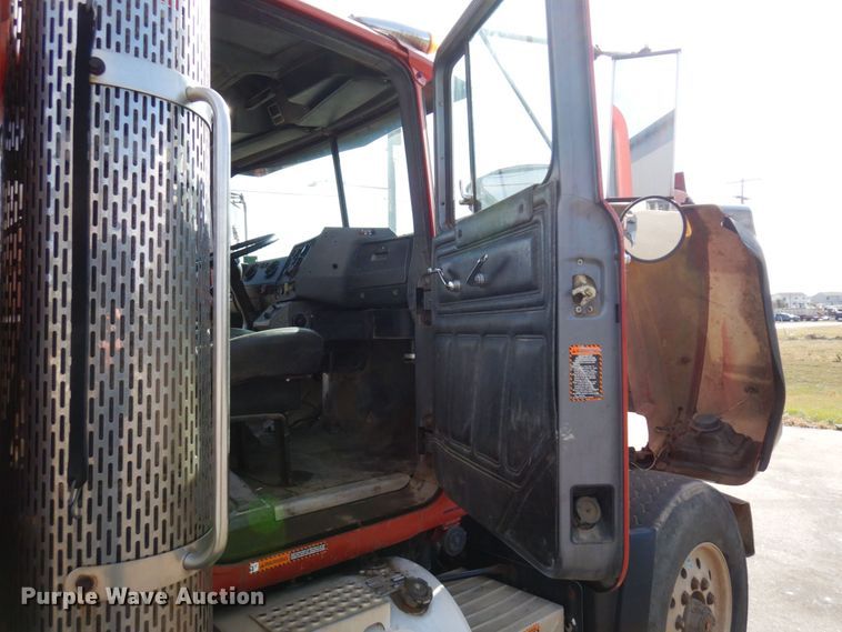 image for item MH9250 1995 Mack RD690S  dump truck