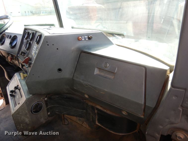 image for item MH9250 1995 Mack RD690S  dump truck