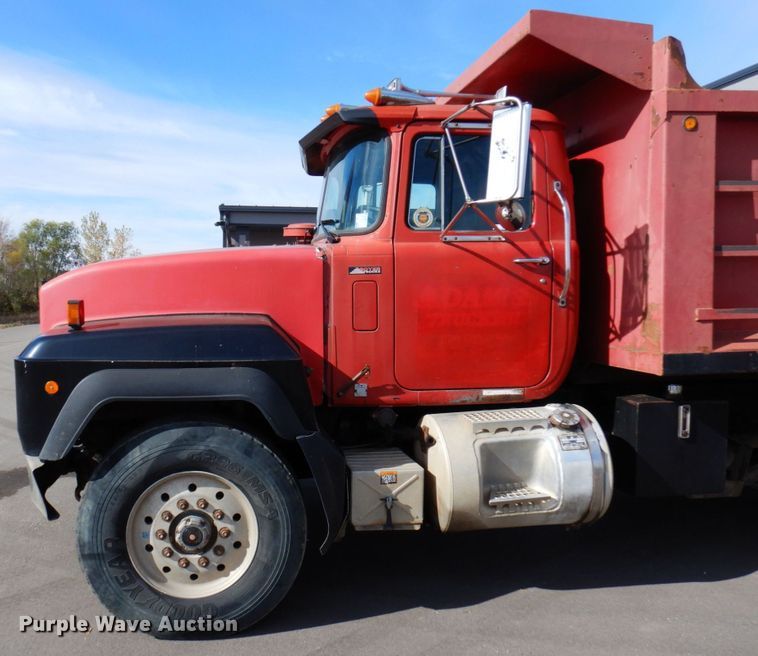image for item MH9250 1995 Mack RD690S  dump truck