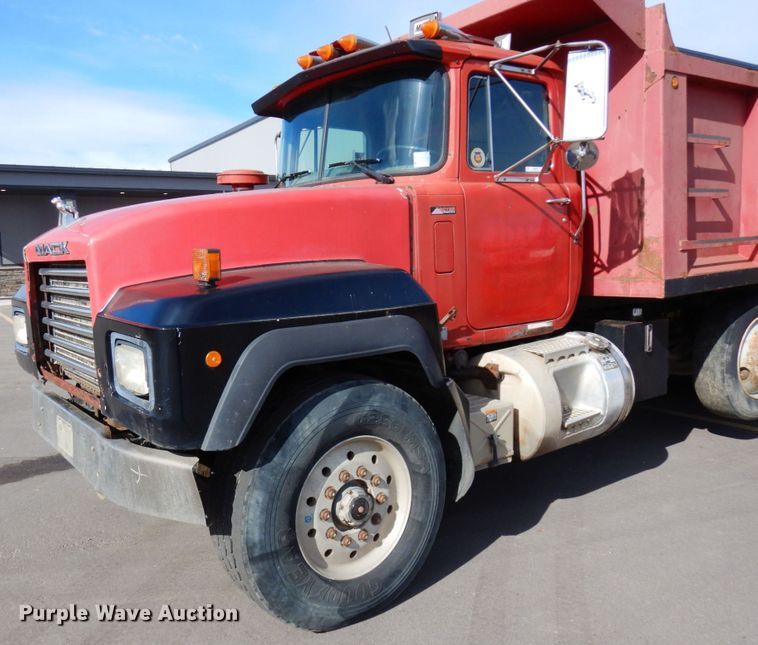 image for item MH9250 1995 Mack RD690S  dump truck
