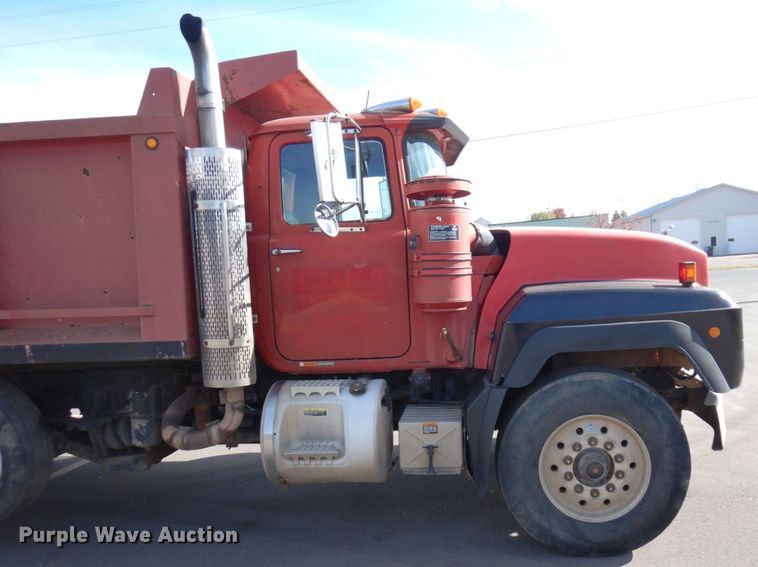 image for item MH9250 1995 Mack RD690S  dump truck