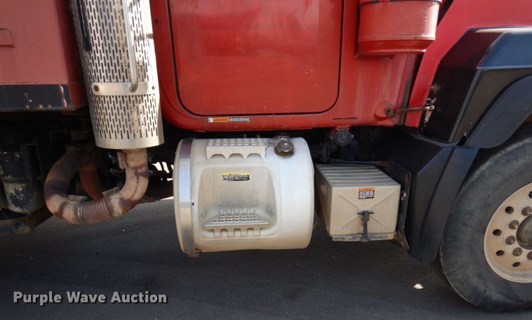 image for item MH9250 1995 Mack RD690S  dump truck