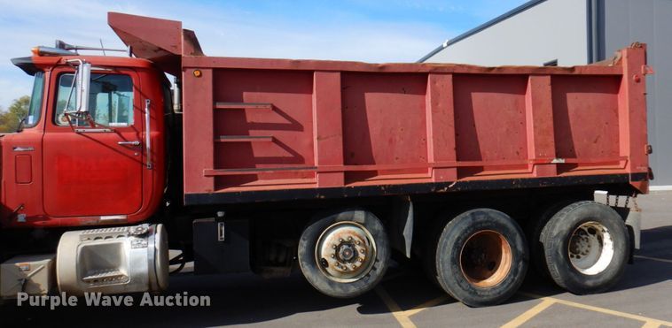 image for item MH9250 1995 Mack RD690S  dump truck