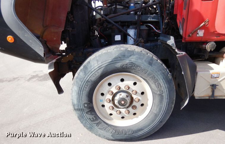 image for item MH9250 1995 Mack RD690S  dump truck