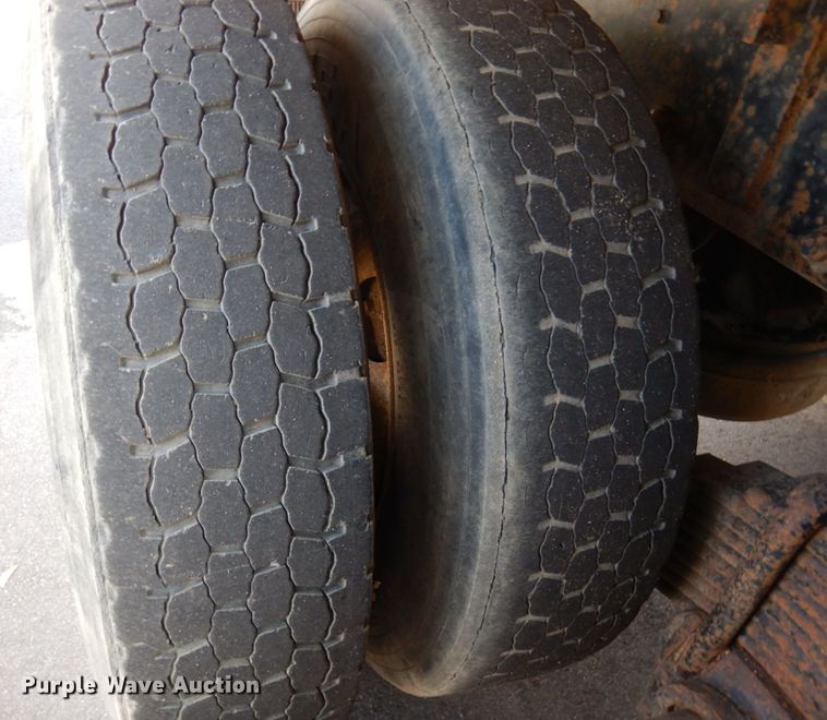 image for item MH9250 1995 Mack RD690S  dump truck