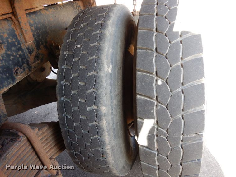 image for item MH9250 1995 Mack RD690S  dump truck