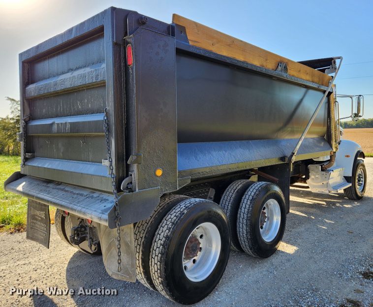 image for item MK9440 2015 Peterbilt 348  dump truck