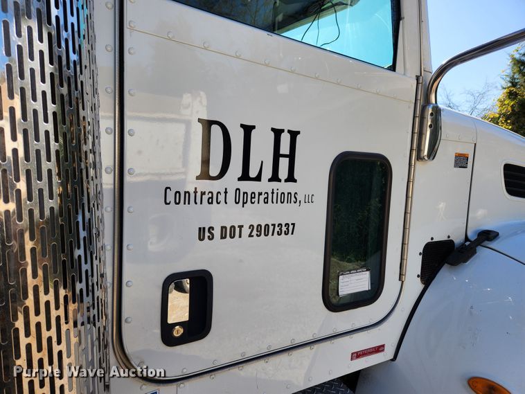 image for item MK9440 2015 Peterbilt 348  dump truck