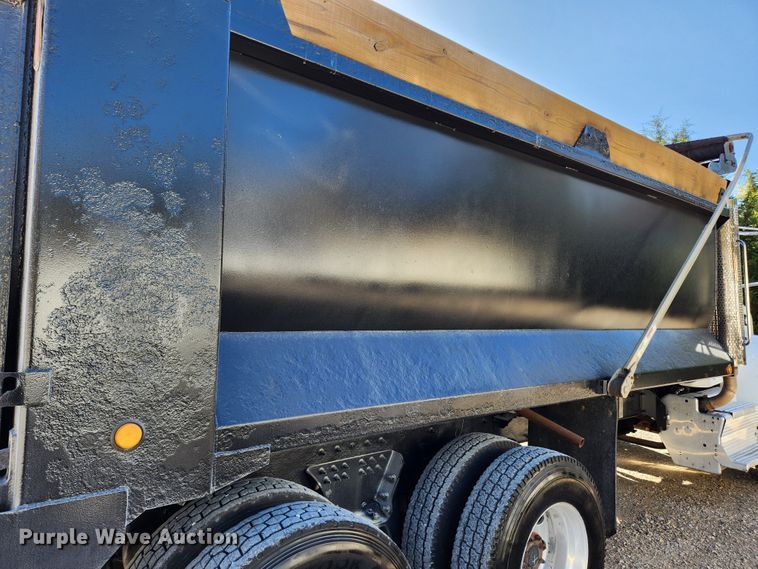 image for item MK9440 2015 Peterbilt 348  dump truck