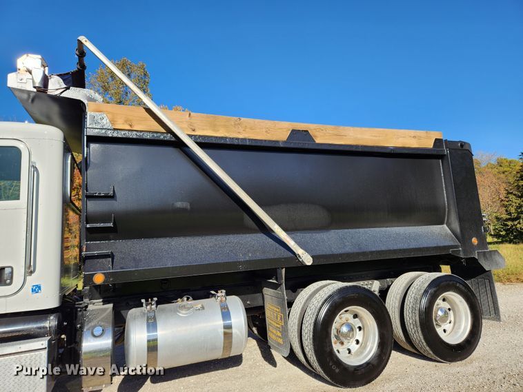 image for item MK9440 2015 Peterbilt 348  dump truck