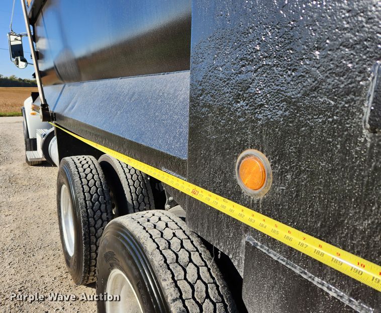 image for item MK9440 2015 Peterbilt 348  dump truck