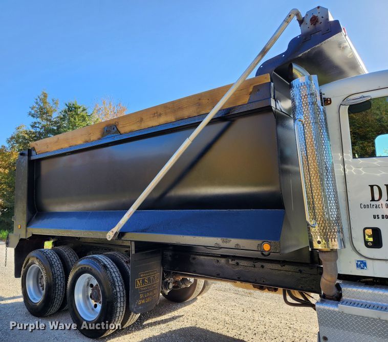 image for item MK9440 2015 Peterbilt 348  dump truck