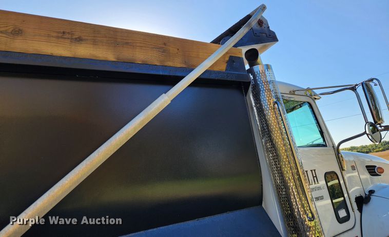 image for item MK9440 2015 Peterbilt 348  dump truck