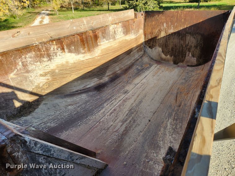 image for item MK9440 2015 Peterbilt 348  dump truck