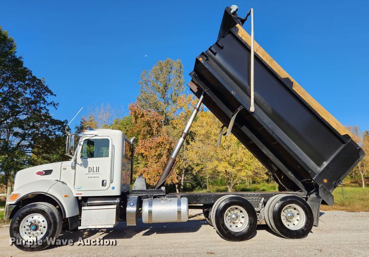 image for item MK9440 2015 Peterbilt 348  dump truck