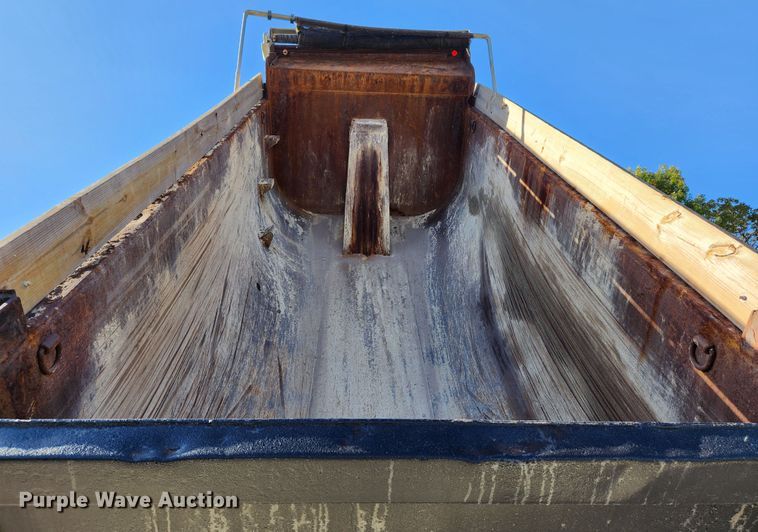 image for item MK9440 2015 Peterbilt 348  dump truck