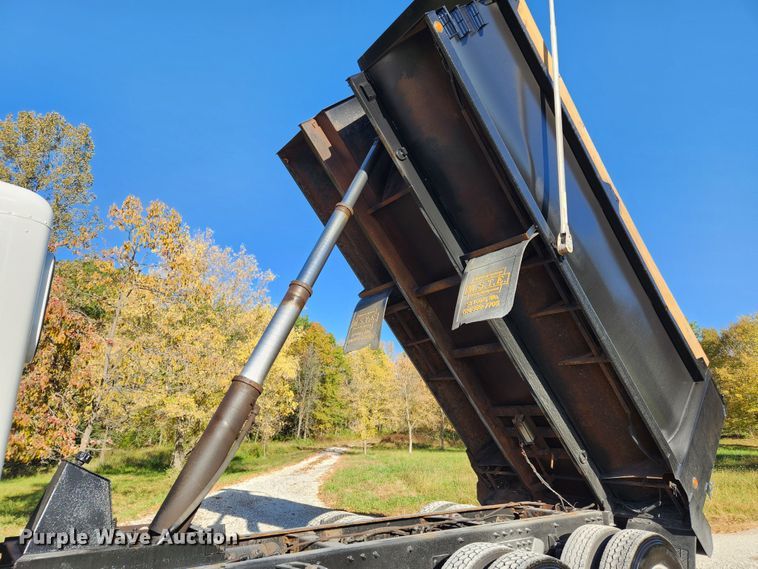 image for item MK9440 2015 Peterbilt 348  dump truck