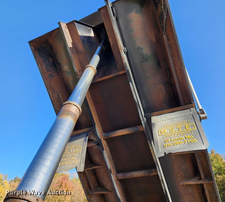 image for item MK9440 2015 Peterbilt 348  dump truck