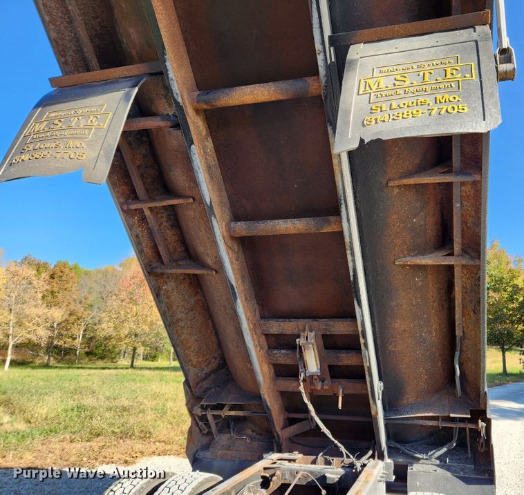 image for item MK9440 2015 Peterbilt 348  dump truck