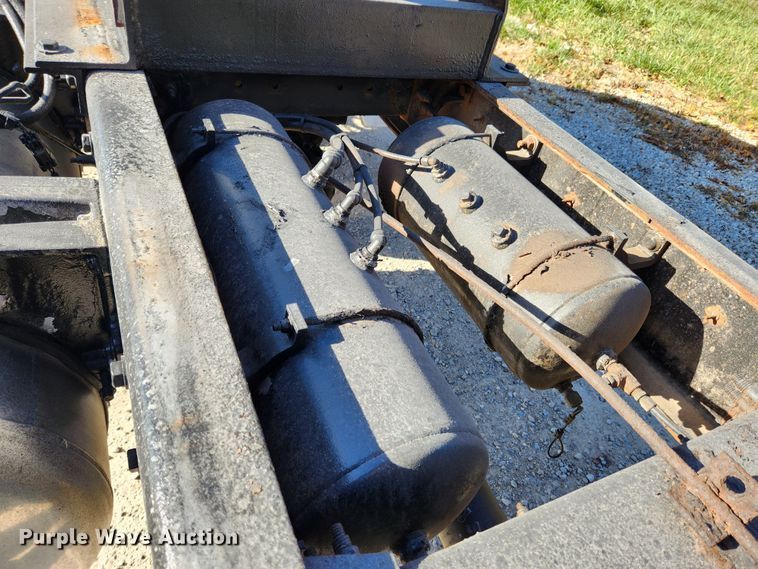 image for item MK9440 2015 Peterbilt 348  dump truck