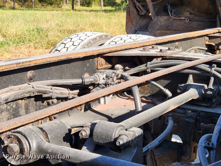 image for item MK9440 2015 Peterbilt 348  dump truck