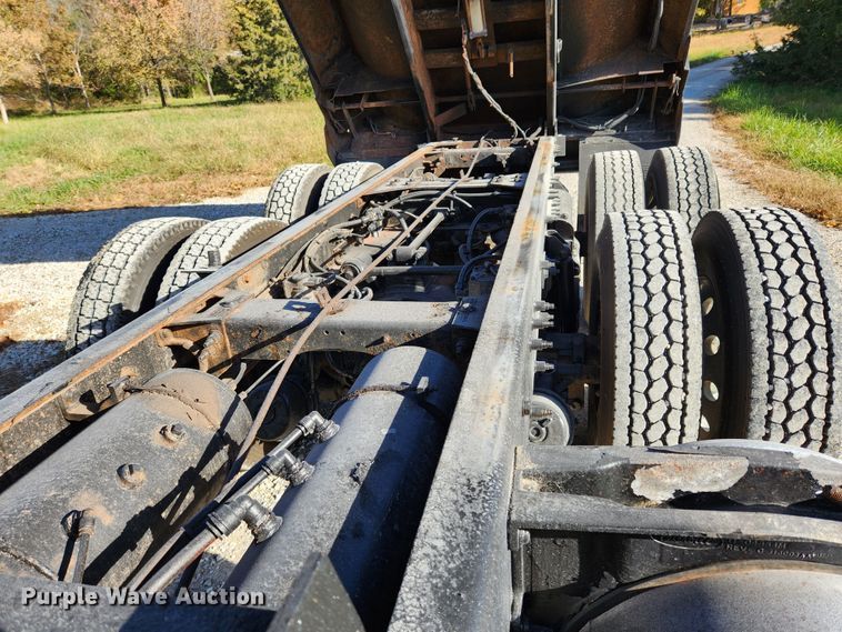 image for item MK9440 2015 Peterbilt 348  dump truck