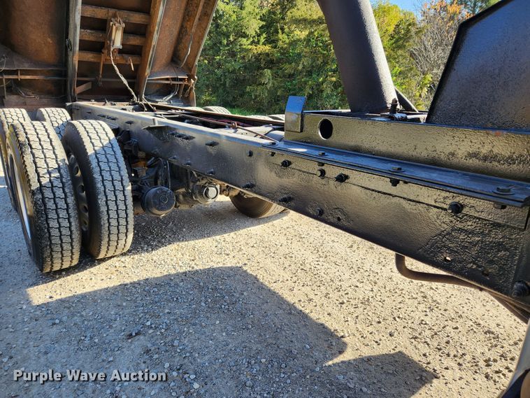 image for item MK9440 2015 Peterbilt 348  dump truck