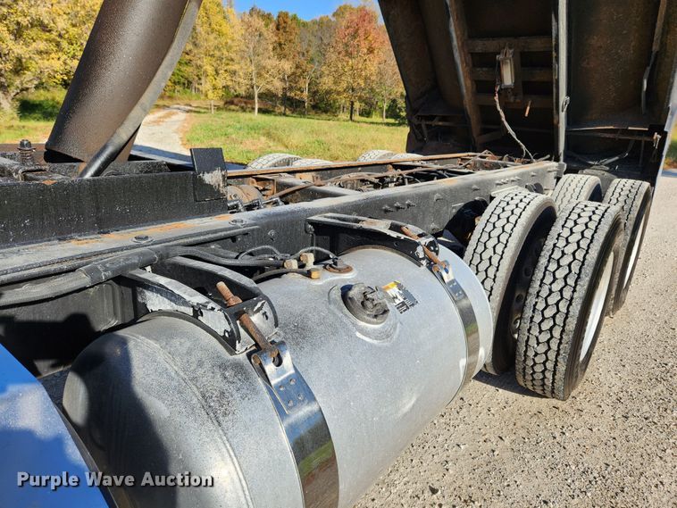 image for item MK9440 2015 Peterbilt 348  dump truck