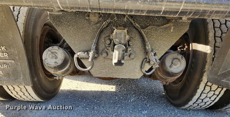 image for item MK9440 2015 Peterbilt 348  dump truck