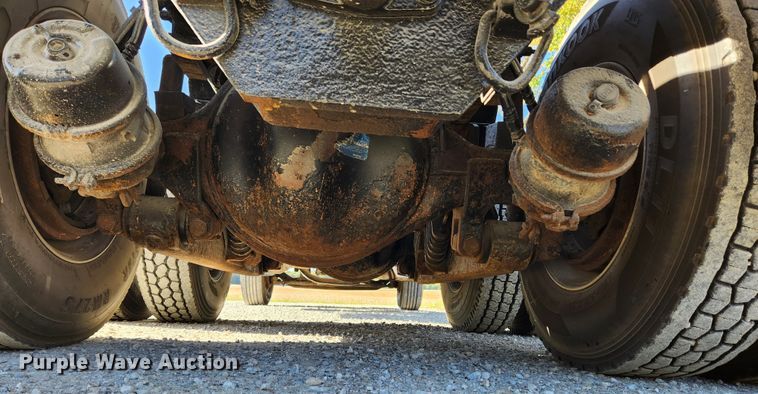 image for item MK9440 2015 Peterbilt 348  dump truck