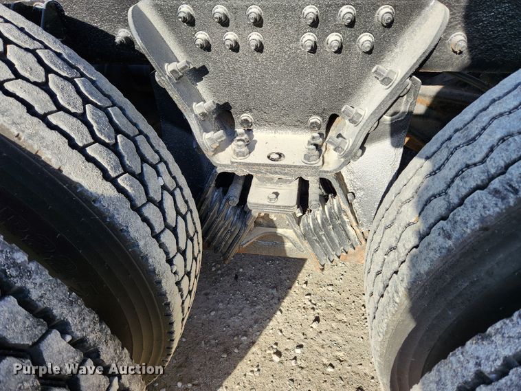 image for item MK9440 2015 Peterbilt 348  dump truck