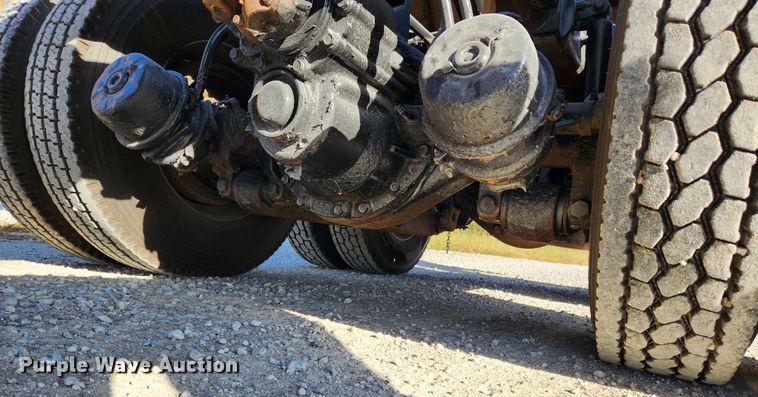 image for item MK9440 2015 Peterbilt 348  dump truck