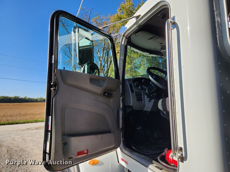 image for item MK9440 2015 Peterbilt 348  dump truck