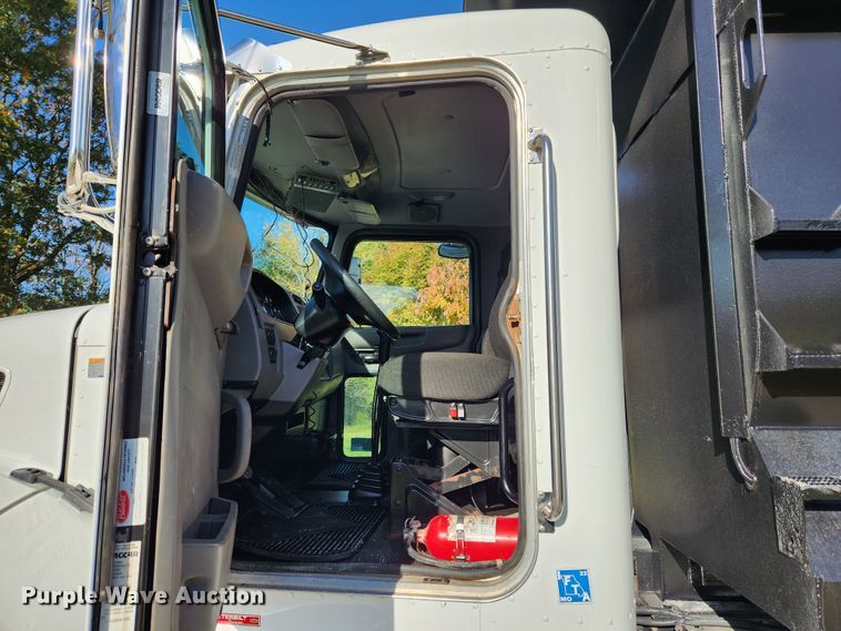 image for item MK9440 2015 Peterbilt 348  dump truck