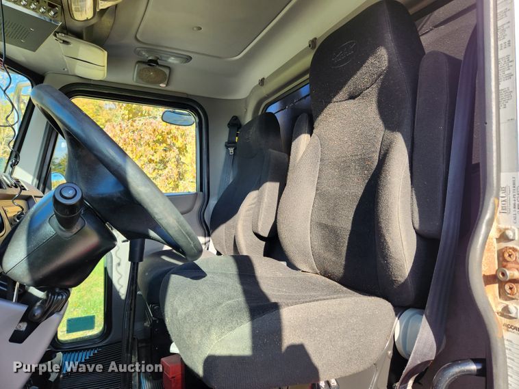 image for item MK9440 2015 Peterbilt 348  dump truck